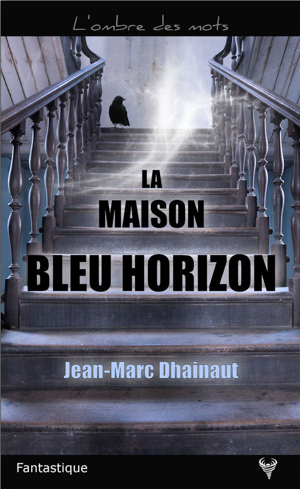 Janvier 1985. Tout commence par un message laissé sur le répondeur d'Alan Lambin, enquêteur spécialiste en paranormal et en phénomènes de hantises. Une maison, dans un village de la Somme, semble hantée par un esprit qui effraie la famille qui y vit. En quittant sa chère Bretagne, Alan ignore encore l'enquête bouleversante qui l'attend et les cauchemars qui vont le projeter au cœur des tranchées de 1915. Bloqué par une tempête de neige, sous le regard perçant d'un étrange corbeau, Alan réussira-t-il à libérer cette maison de ce qui la tourmente ?